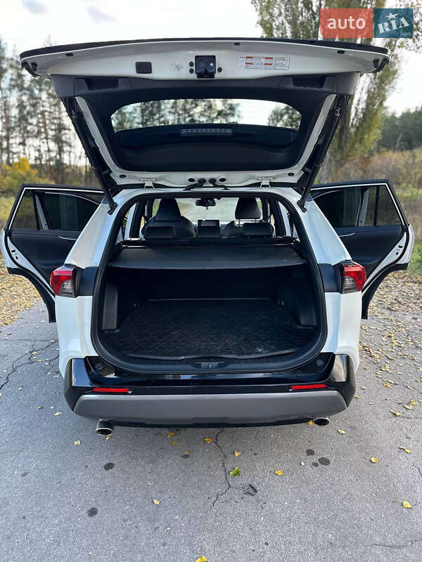 Внедорожник / Кроссовер Toyota RAV4 2020 в Харькове