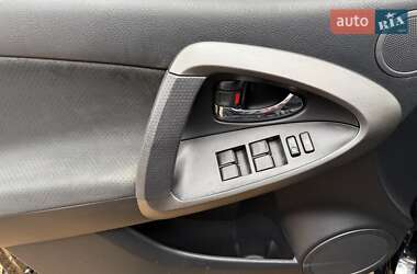 Внедорожник / Кроссовер Toyota RAV4 2012 в 