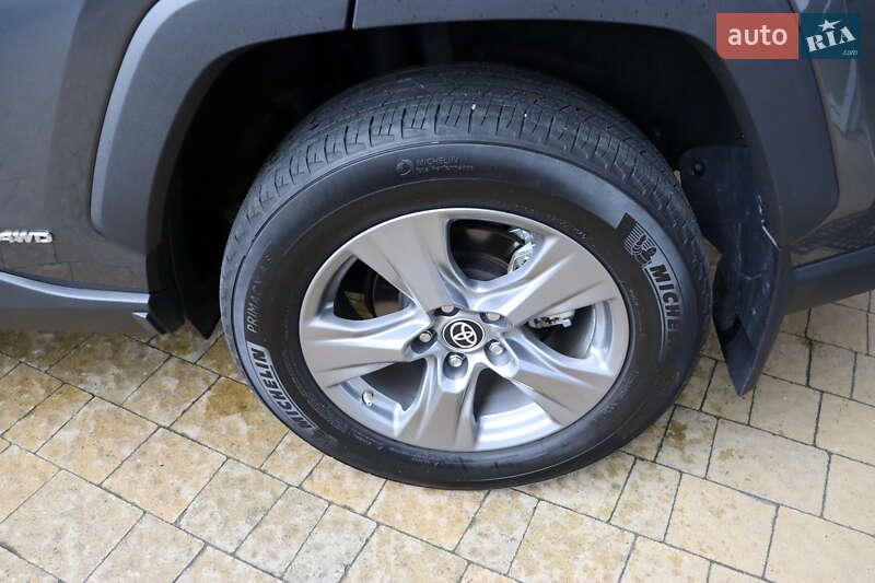 Внедорожник / Кроссовер Toyota RAV4 2023 в Львове
