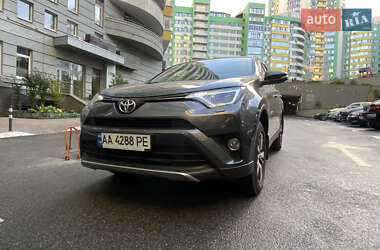 Внедорожник / Кроссовер Toyota RAV4 2016 в 