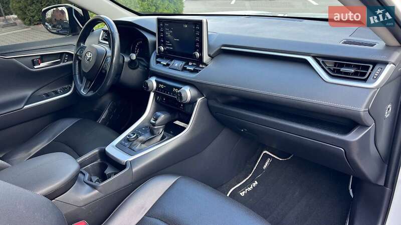 Внедорожник / Кроссовер Toyota RAV4 2021 в Хмельницком