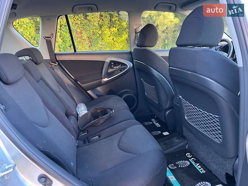Внедорожник / Кроссовер Toyota RAV4 2006 в Черновцах