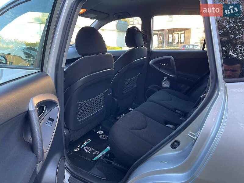 Внедорожник / Кроссовер Toyota RAV4 2006 в Черновцах