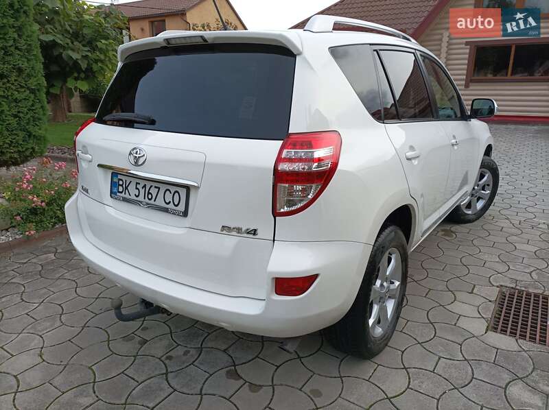 Внедорожник / Кроссовер Toyota RAV4 2011 в Ровно
