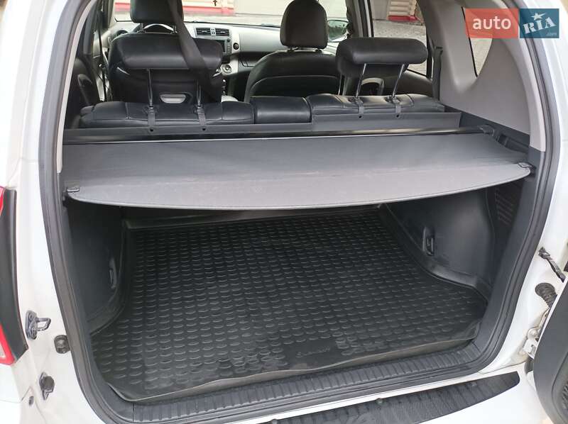 Внедорожник / Кроссовер Toyota RAV4 2011 в Ровно
