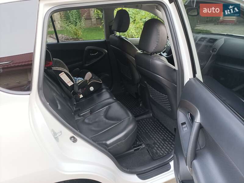 Внедорожник / Кроссовер Toyota RAV4 2011 в Ровно