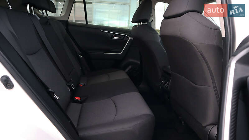 Позашляховик / Кросовер Toyota RAV4 2023 в Рівному