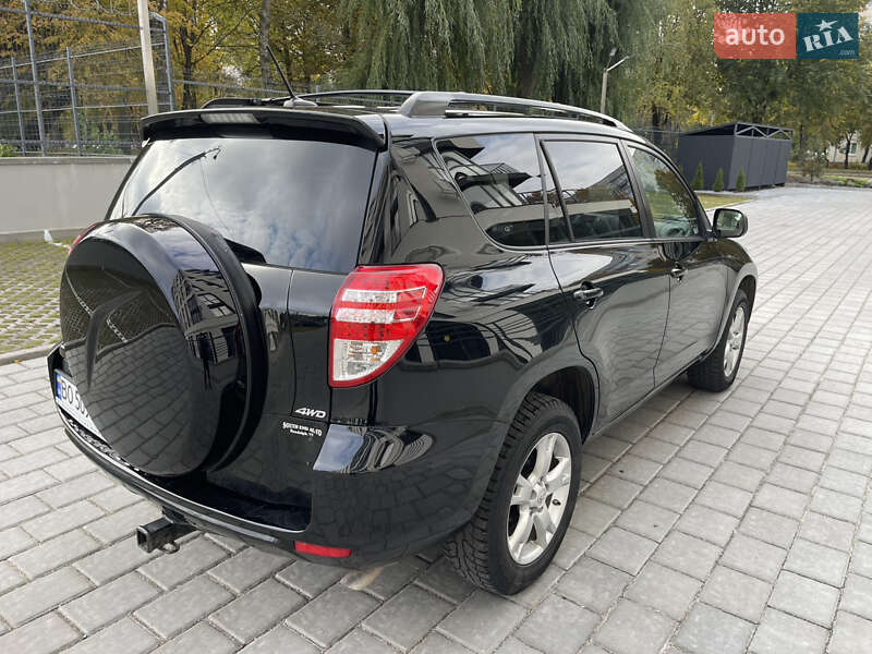 Позашляховик / Кросовер Toyota RAV4 2010 в Рівному
