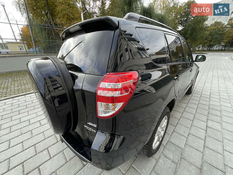Позашляховик / Кросовер Toyota RAV4 2010 в Рівному