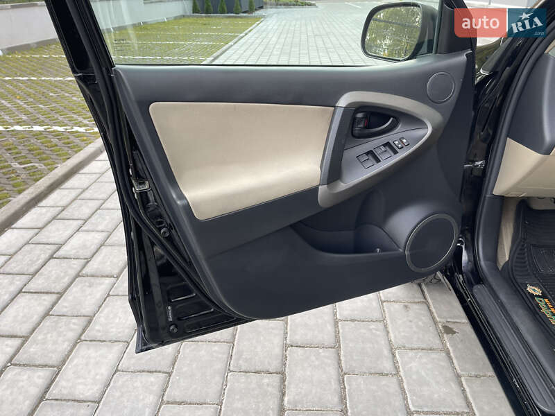 Позашляховик / Кросовер Toyota RAV4 2010 в Рівному