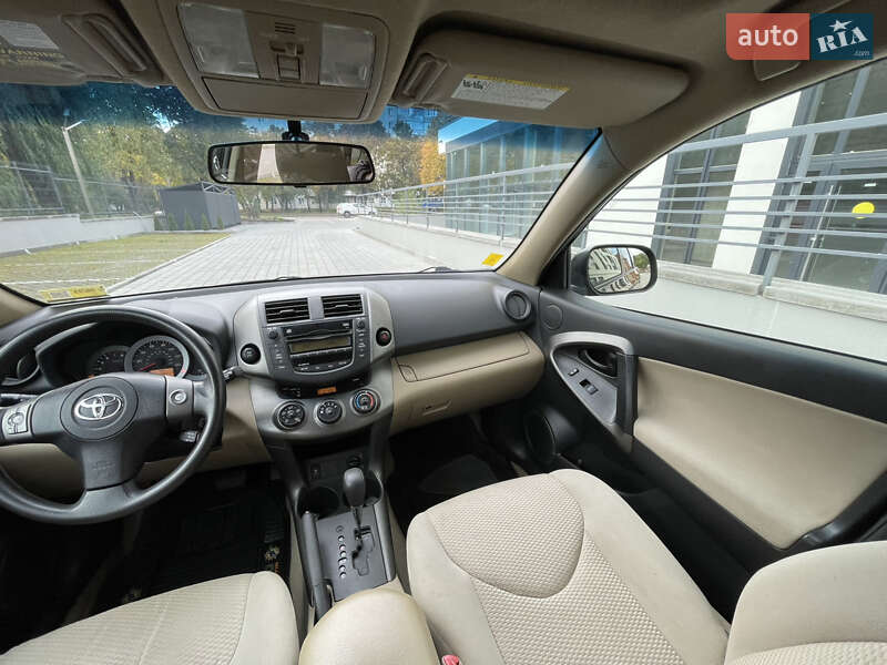 Позашляховик / Кросовер Toyota RAV4 2010 в Рівному