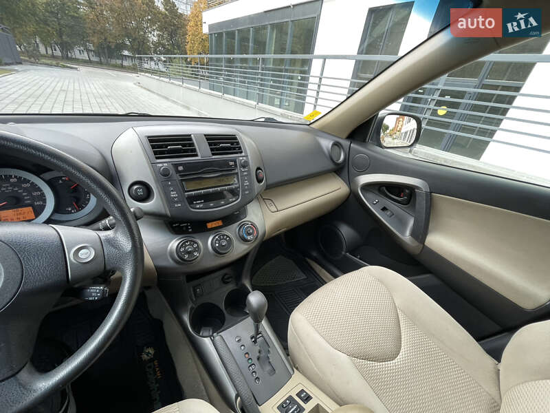 Позашляховик / Кросовер Toyota RAV4 2010 в Рівному