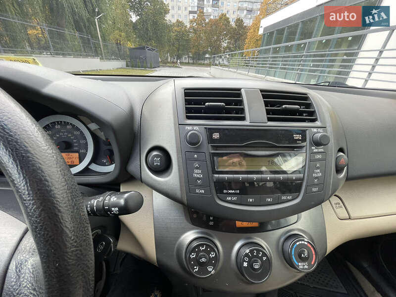 Позашляховик / Кросовер Toyota RAV4 2010 в Рівному