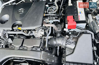 Позашляховик / Кросовер Toyota RAV4 2020 в 