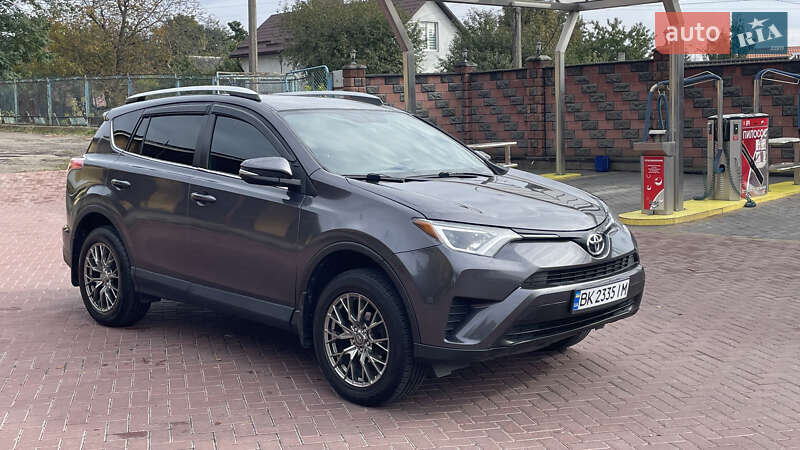 Внедорожник / Кроссовер Toyota RAV4 2016 в Ровно