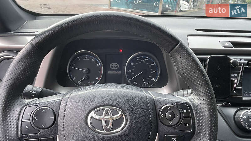Внедорожник / Кроссовер Toyota RAV4 2016 в Ровно