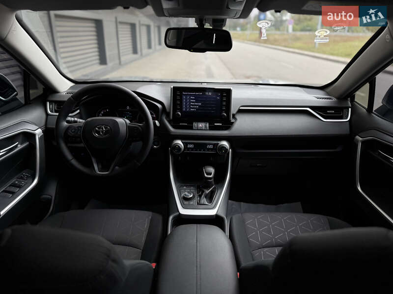 Внедорожник / Кроссовер Toyota RAV4 2019 в Киеве