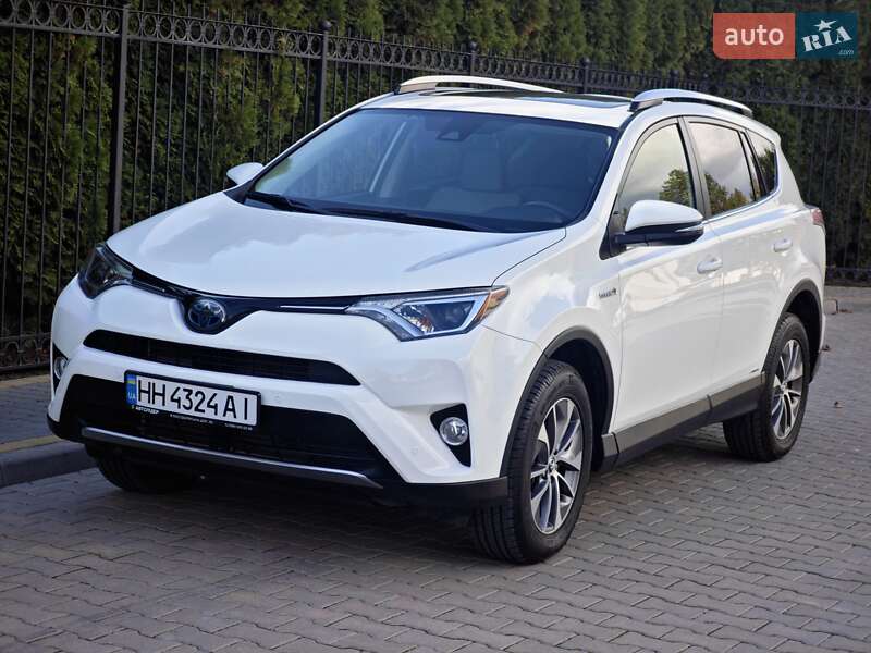 Позашляховик / Кросовер Toyota RAV4 2016 в 