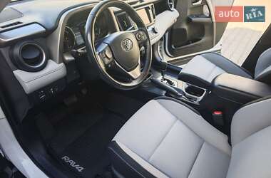 Позашляховик / Кросовер Toyota RAV4 2016 в 