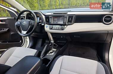 Позашляховик / Кросовер Toyota RAV4 2016 в 