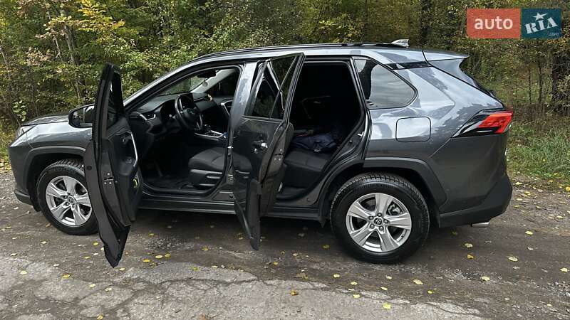 Позашляховик / Кросовер Toyota RAV4 2020 в Житомирі
