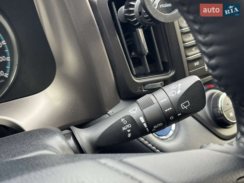 Позашляховик / Кросовер Toyota RAV4 2018 в Дніпрі