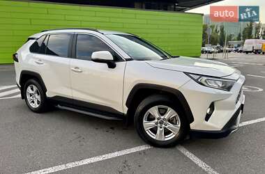 Внедорожник / Кроссовер Toyota RAV4 2019 в 