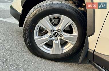 Внедорожник / Кроссовер Toyota RAV4 2019 в 