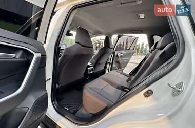 Внедорожник / Кроссовер Toyota RAV4 2019 в 