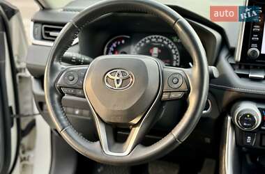 Внедорожник / Кроссовер Toyota RAV4 2019 в 