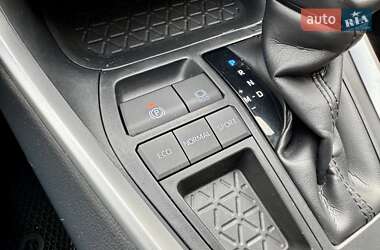 Внедорожник / Кроссовер Toyota RAV4 2019 в 