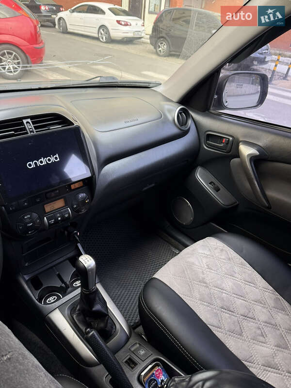Внедорожник / Кроссовер Toyota RAV4 2004 в Киеве