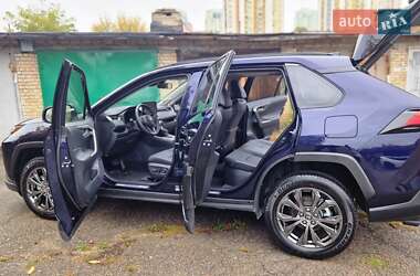 Позашляховик / Кросовер Toyota RAV4 2023 в 