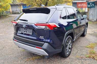Позашляховик / Кросовер Toyota RAV4 2023 в 