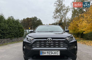 Внедорожник / Кроссовер Toyota RAV4 2019 в 