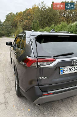 Внедорожник / Кроссовер Toyota RAV4 2019 в 