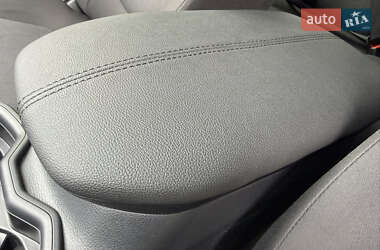 Внедорожник / Кроссовер Toyota RAV4 2019 в 