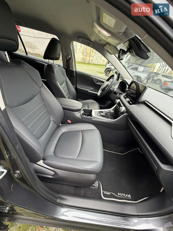 Позашляховик / Кросовер Toyota RAV4 2024 в Львові