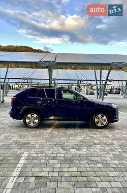 Позашляховик / Кросовер Toyota RAV4 2022 в 
