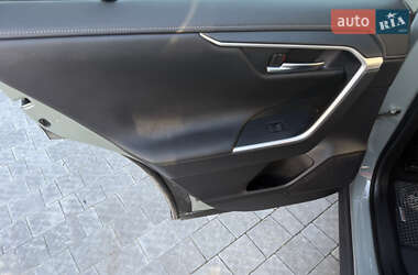 Внедорожник / Кроссовер Toyota RAV4 2021 в 