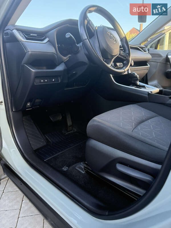 Внедорожник / Кроссовер Toyota RAV4 2021 в Тернополе