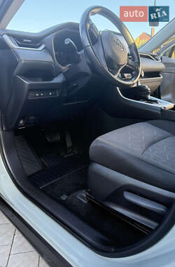 Внедорожник / Кроссовер Toyota RAV4 2021 в 