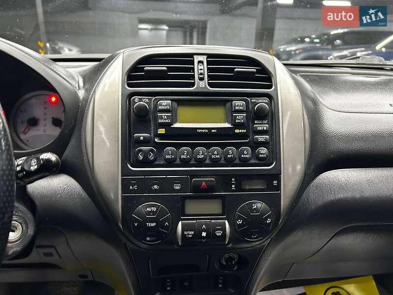 Позашляховик / Кросовер Toyota RAV4 2005 в Чернівцях