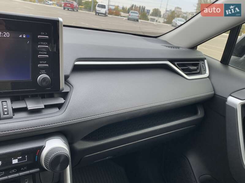 Внедорожник / Кроссовер Toyota RAV4 2020 в Киеве