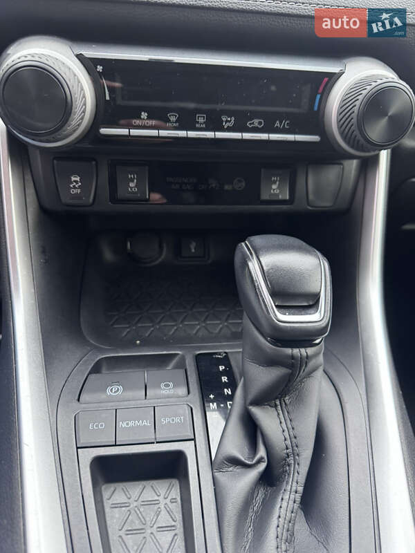 Позашляховик / Кросовер Toyota RAV4 2021 в Харкові