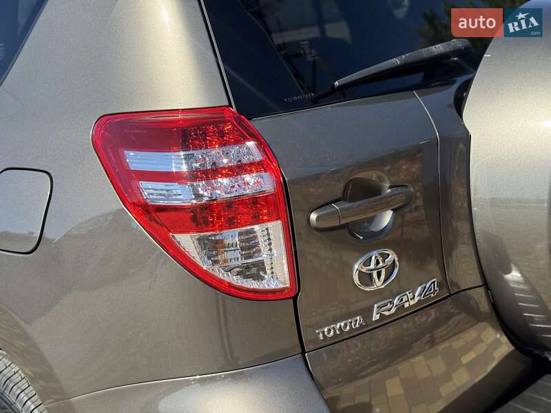 Позашляховик / Кросовер Toyota RAV4 2011 в Дніпрі