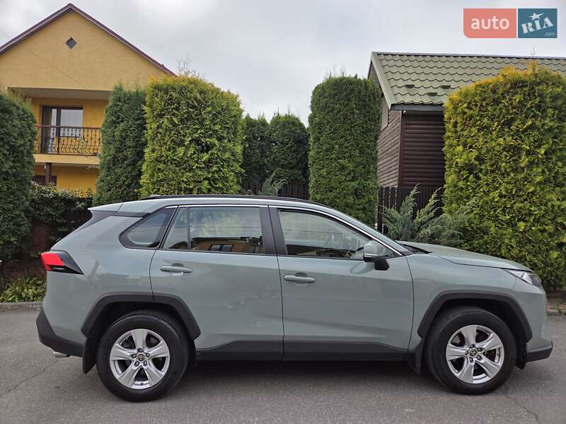 Внедорожник / Кроссовер Toyota RAV4 2020 в Хмельницком