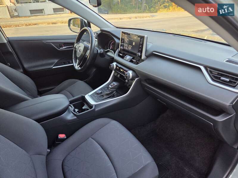 Внедорожник / Кроссовер Toyota RAV4 2020 в Хмельницком