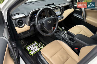 Внедорожник / Кроссовер Toyota RAV4 2016 в 