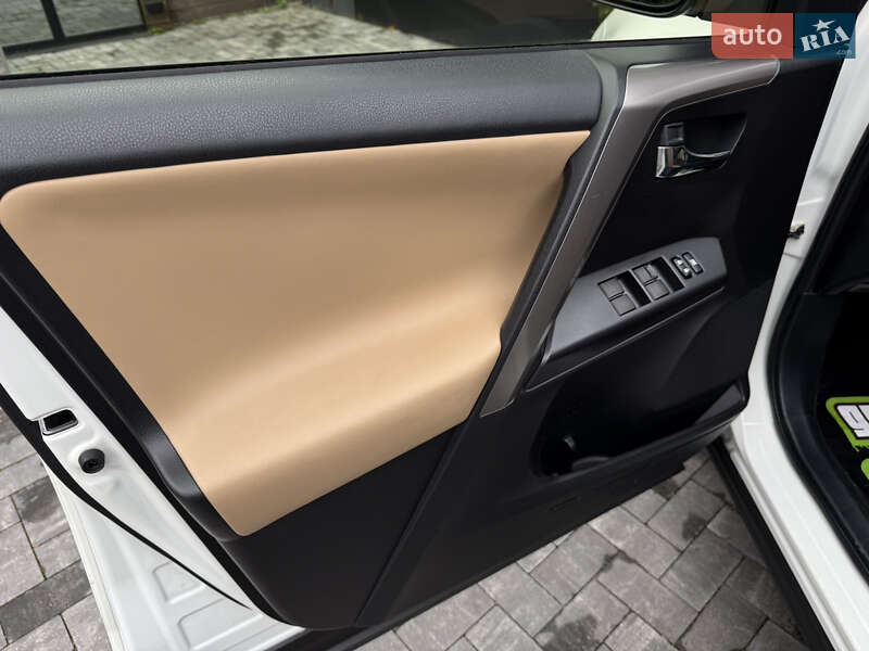 Внедорожник / Кроссовер Toyota RAV4 2016 в Киеве